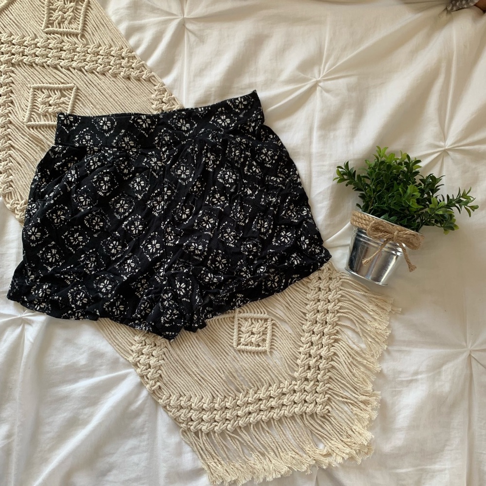 🖤Black & White Patterned Shorts☁️